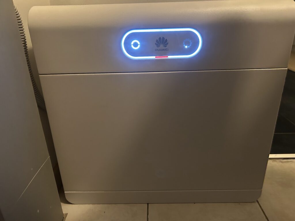 Thuisbatterij van dichtbij, met de verlichte ring en het logo bovenaan
