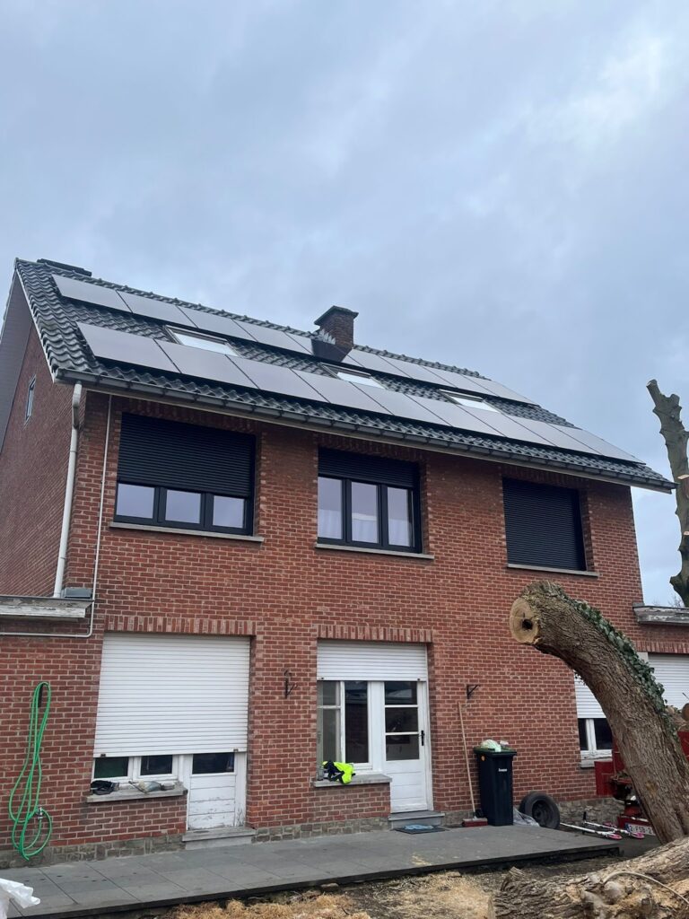 Rode bakstenen woning met zwarte zonnepanelen op het dak, net na de plaatsing